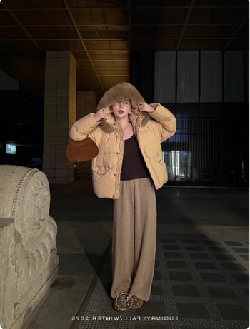 Dámska bunda s kapucňou z kačacieho pádu, obsah pádu 91–95%, polyesterová tkanina