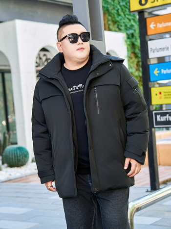 Down jakna; punjenje 85–90% perja; debeli sloj izolacije; srednja duljina 65–80 cm; stojeći ovratnik; patentni zatvarač