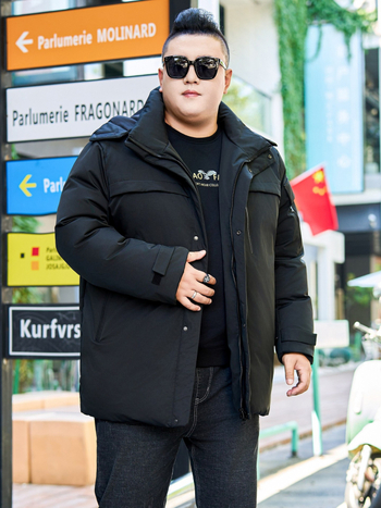 Down jakna; punjenje 85–90% perja; debeli sloj izolacije; srednja duljina 65–80 cm; stojeći ovratnik; patentni zatvarač