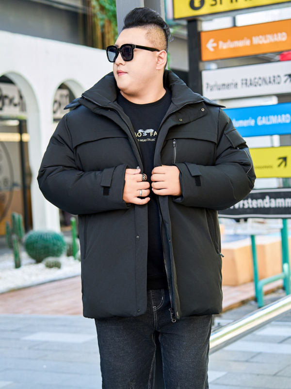 Down jakna; punjenje 85–90% perja; debeli sloj izolacije; srednja duljina 65–80 cm; stojeći ovratnik; patentni zatvarač