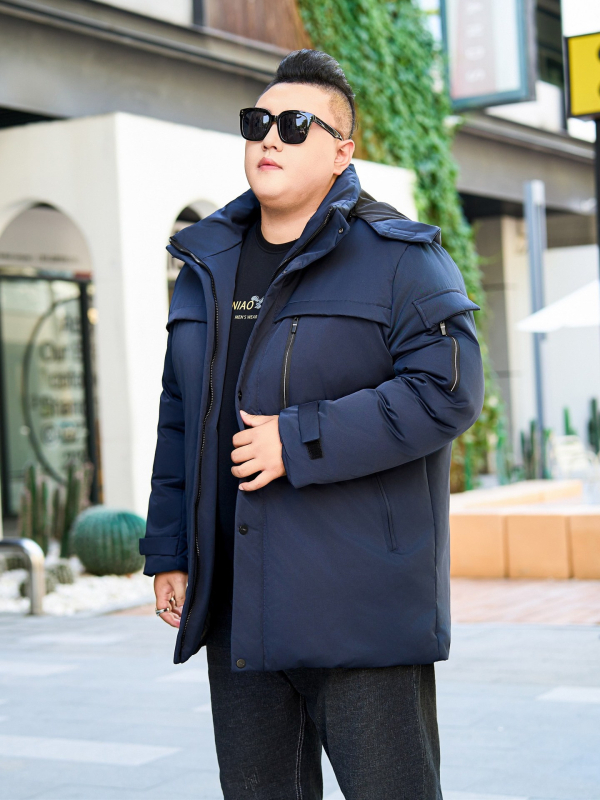 Down jakna; punjenje 85–90% perja; debeli sloj izolacije; srednja duljina 65–80 cm; stojeći ovratnik; patentni zatvarač