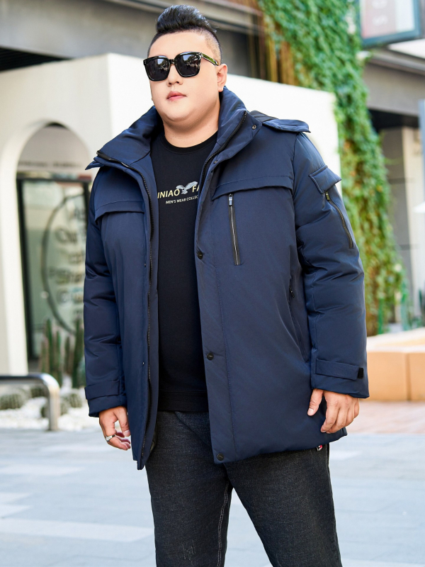 Down jakna; punjenje 85–90% perja; debeli sloj izolacije; srednja duljina 65–80 cm; stojeći ovratnik; patentni zatvarač