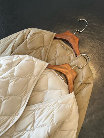 Geacă de puf cu decolteu în V și căptușeală romb, 86–90% puf, ușoară, croială dreaptă