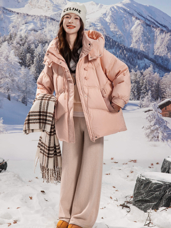 Ženska down jakna s kapuljom, slobodan kroj, srednja duljina, 201–300 g punjenja perjem, 91–95% udjela perja, poliester tkanina