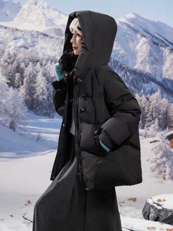 Ženska down jakna s kapuljom, slobodan kroj, srednja duljina, 201–300 g punjenja perjem, 91–95% udjela perja, poliester tkanina