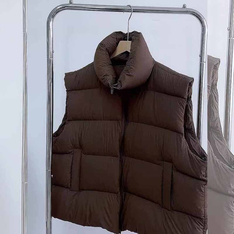 Francuskog stila visokog sjaja, jednobojni bez rukava prsluk sa stojećim ovratnikom, oversize kroj, ženski jesensko-zimski vanjski komad od poliestera