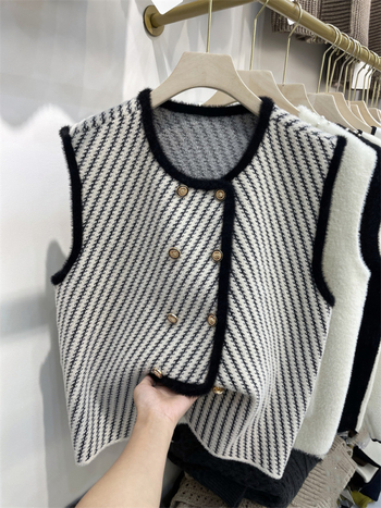Ženski pleteni vest-kardigan s houndstooth uzorkom, viskozno vlakno, slobodan kroj, okrugli izrez, jednodjelno kopčanje, dužina 50–65 cm