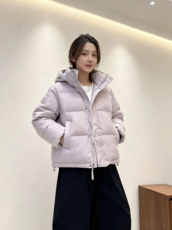 Γυναικείο κοντό μπουφάν με λευκό Down, περιεκτικότητα πούπουλου 51–55%, πλήρωση 101–200 g, εξωτερικό νάιλον, επένδυση πολυεστέρας, αποσπώμενη κουκούλα