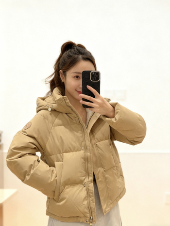 Γυναικείο κοντό μπουφάν με λευκό Down, περιεκτικότητα πούπουλου 51–55%, πλήρωση 101–200 g, εξωτερικό νάιλον, επένδυση πολυεστέρας, αποσπώμενη κουκούλα