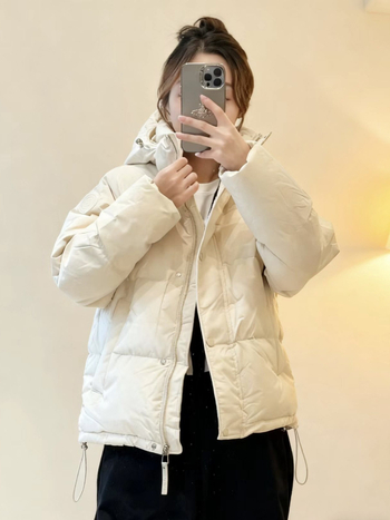 Γυναικείο κοντό μπουφάν με λευκό Down, περιεκτικότητα πούπουλου 51–55%, πλήρωση 101–200 g, εξωτερικό νάιλον, επένδυση πολυεστέρας, αποσπώμενη κουκούλα