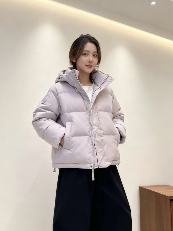 Γυναικείο κοντό μπουφάν με λευκό Down, περιεκτικότητα πούπουλου 51–55%, πλήρωση 101–200 g, εξωτερικό νάιλον, επένδυση πολυεστέρας, αποσπώμενη κουκούλα