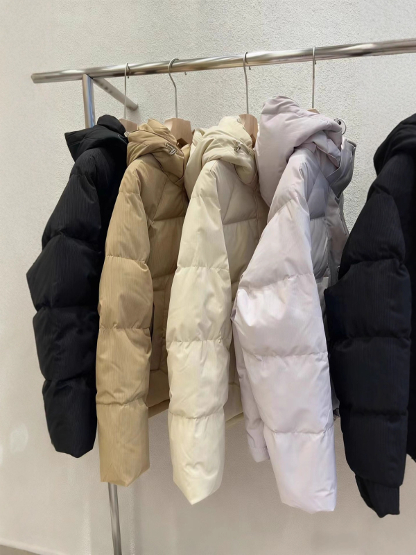 Γυναικείο κοντό μπουφάν με λευκό Down, περιεκτικότητα πούπουλου 51–55%, πλήρωση 101–200 g, εξωτερικό νάιλον, επένδυση πολυεστέρας, αποσπώμενη κουκούλα