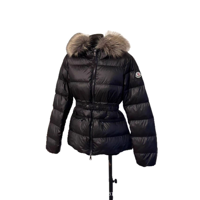 Пухено яке за жени, качулка с изкуствена козина на яка, талията се стяга, дебела изолация (пълнеж: патицов пух; съдържание на пух: 51–55%; качулка: да; козина на яка: изкуствена; тип талия: талия)