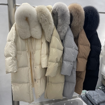 Sieviešu garāka jaka ziemai 2025 ar noņemamu lapsas kažokādas apkakli, standarta apkakle, brīvs piegriezums, garums 80–100 cm, poliestera audums, pildījums no balta zoss pūka.