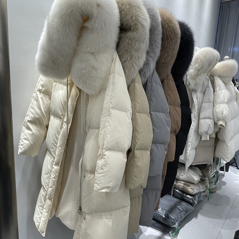 Sieviešu garāka jaka ziemai 2025 ar noņemamu lapsas kažokādas apkakli, standarta apkakle, brīvs piegriezums, garums 80–100 cm, poliestera audums, pildījums no balta zoss pūka.