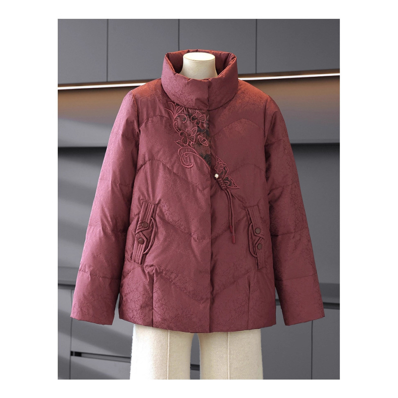 Ženska zimska jakna sa stojećim ovratnikom, udoban slobodan kroj, izvezenim detaljem, punjenje od puh-pamučnog vlakna, poliester 95%+