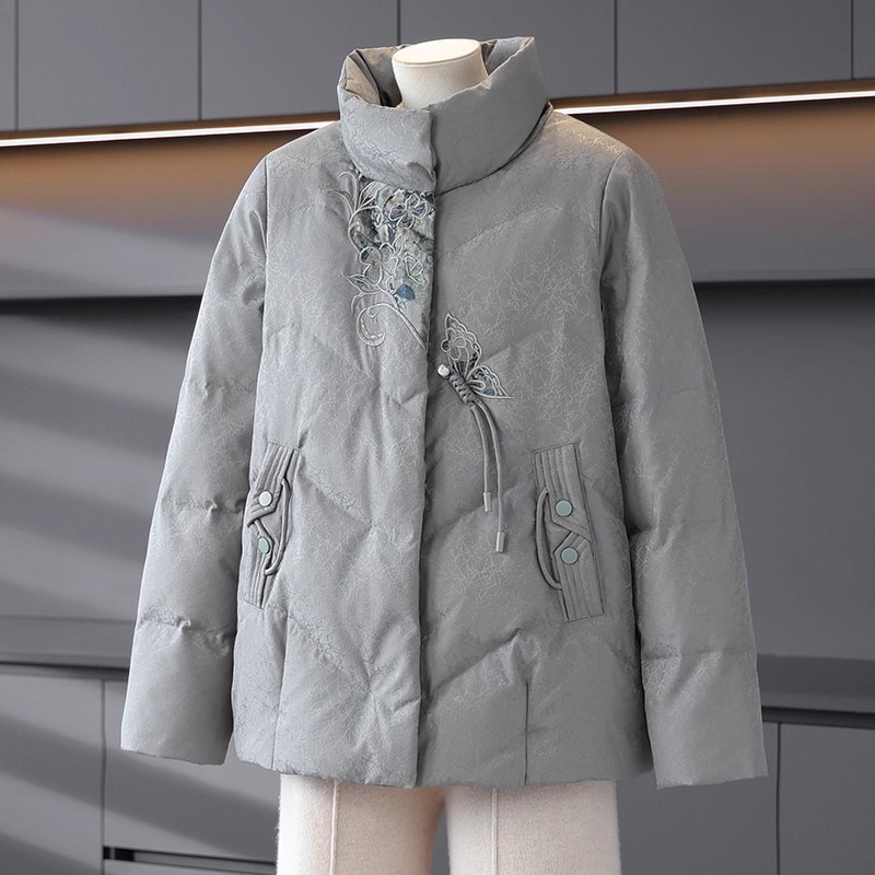 Ženska zimska jakna sa stojećim ovratnikom, udoban slobodan kroj, izvezenim detaljem, punjenje od puh-pamučnog vlakna, poliester 95%+