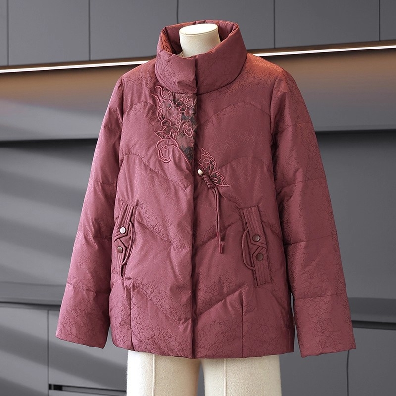 Ženska zimska jakna sa stojećim ovratnikom, udoban slobodan kroj, izvezenim detaljem, punjenje od puh-pamučnog vlakna, poliester 95%+