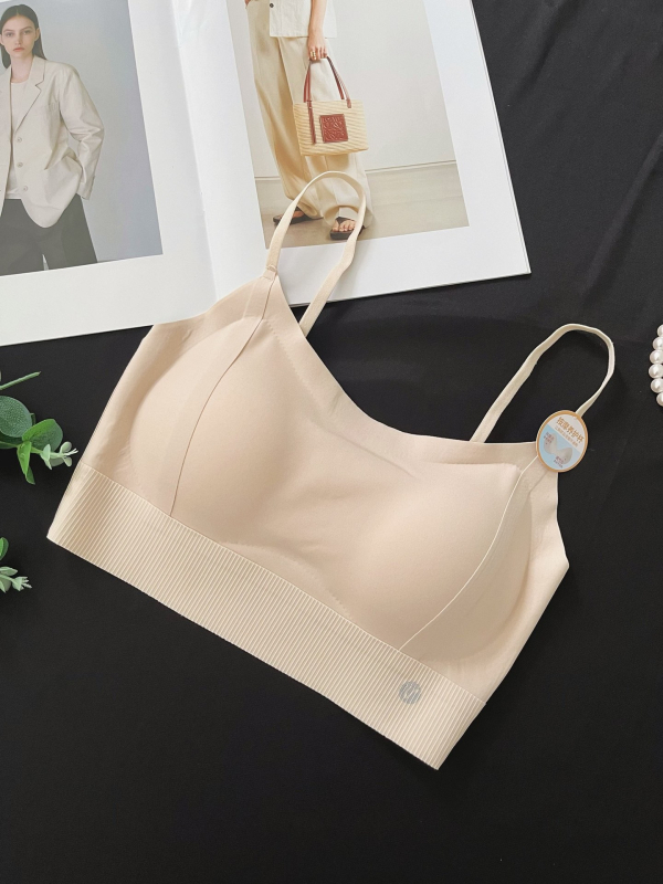 Bandeau grudnjak s oblikovanim košaricama, prekrižene naramenice, lijep leđa, koži prijazan i prozračan materijal