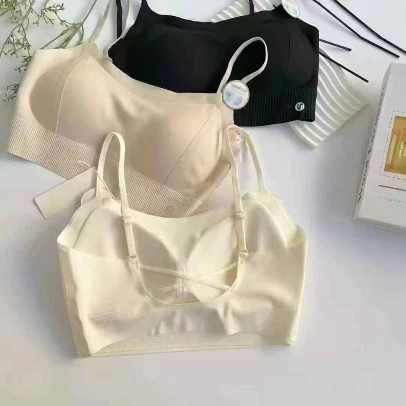 Bandeau grudnjak s oblikovanim košaricama, prekrižene naramenice, lijep leđa, koži prijazan i prozračan materijal
