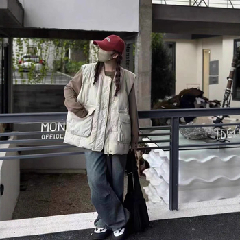 Ženska down vesta s baseball ovratnikom, ležernog kroja, 51–55% bijelog patka perja, poliester materijal