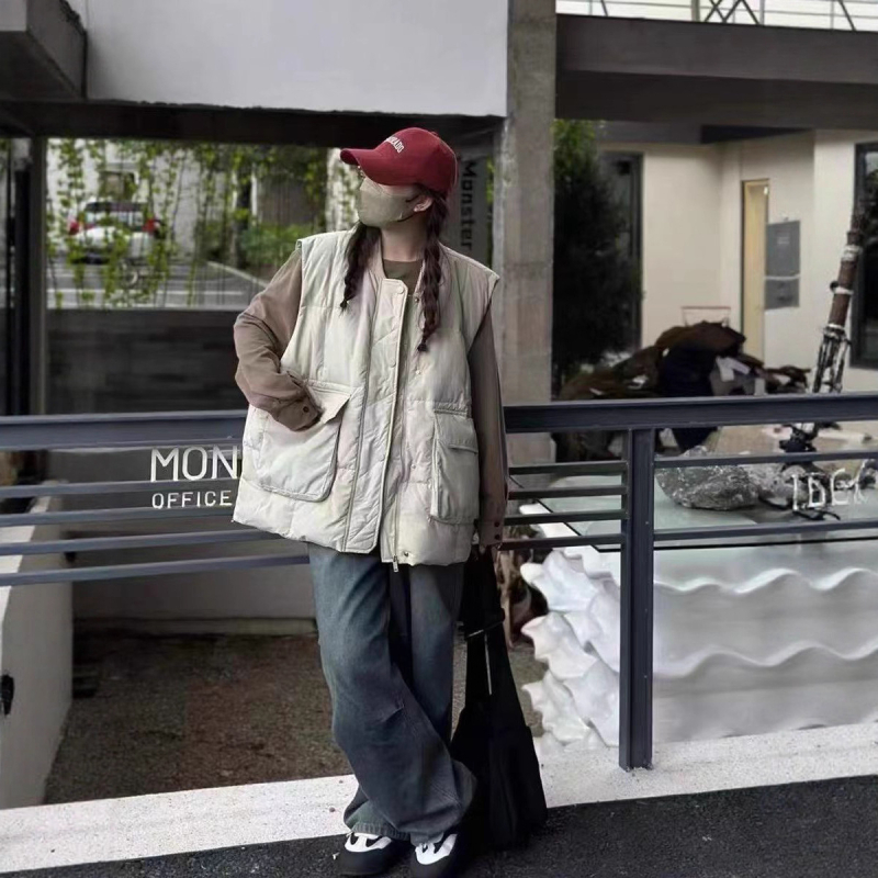 Ženska down vesta s baseball ovratnikom, ležernog kroja, 51–55% bijelog patka perja, poliester materijal