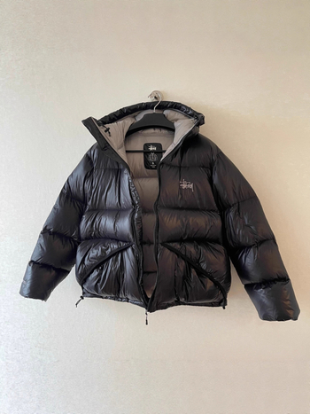 Unisex jakna s kapuljačom i zatvaračem, šivana, bijelo guščje perje 76–80% punila, debela, vanjski najlon, podstava najlon