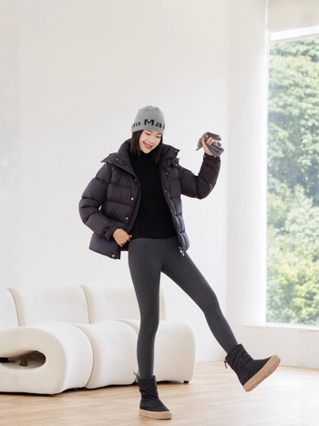 Üheks komplektiks puuvillased leggingid mikroelastsusega, 90–95% puuvill, spandeksi segu, vertikaalne triibude muster, tihe lõige keha kujundamiseks