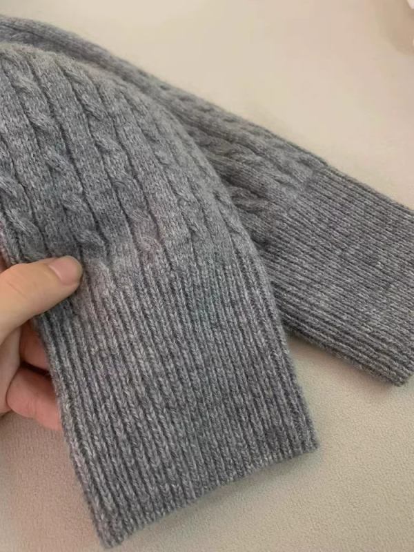 Sivi ženski kardigan od merino vune 100%, pleteni kabelni uzorak i mali zlatni gumbi, jesen zima