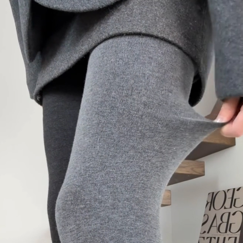 Naistele mõeldud jalgadega sukkpüksid, vooderdatud fleece'iga, paksud, soojad, jalgade kuju vormivad (Materjal: polüesterkiud; Funktsioon: jalgade kuju vormimine; Paksus: paks; Soki tüüp: jalgadega)