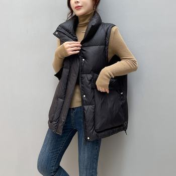 Euroopa stiilis lahtine sulevest chenille kangast, täidis valge pardi suledega (81–85%), seisev kaelus, väga lühike pikkus