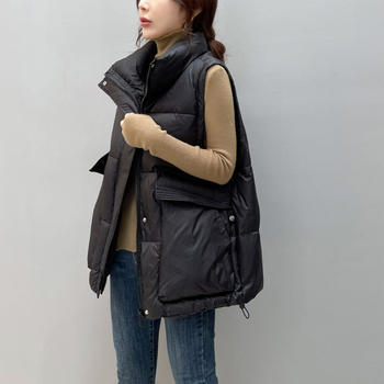 Euroopa stiilis lahtine sulevest chenille kangast, täidis valge pardi suledega (81–85%), seisev kaelus, väga lühike pikkus