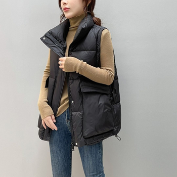 Euroopa stiilis lahtine sulevest chenille kangast, täidis valge pardi suledega (81–85%), seisev kaelus, väga lühike pikkus