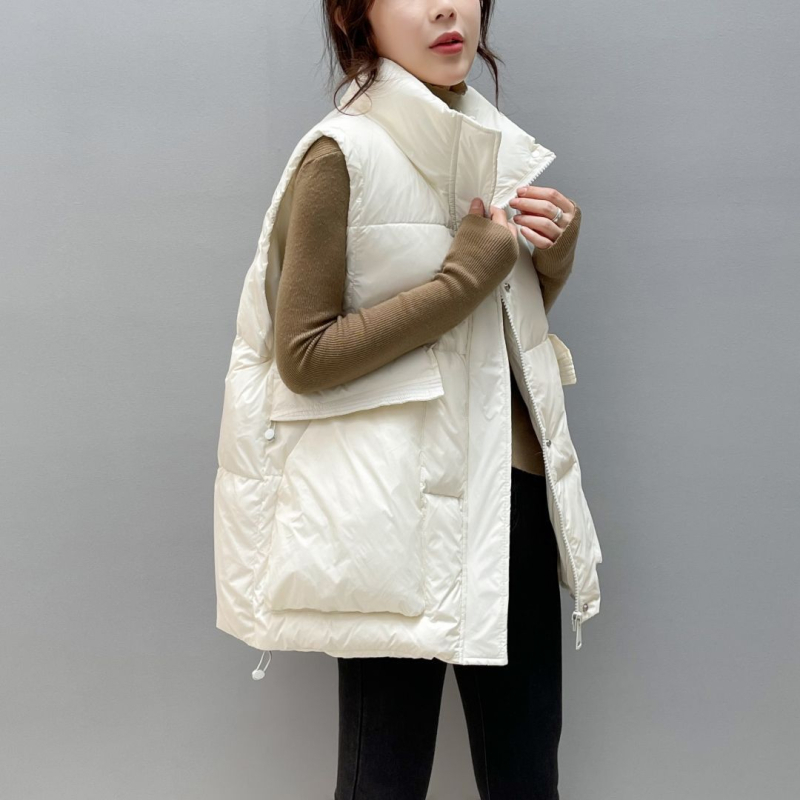 Euroopa stiilis lahtine sulevest chenille kangast, täidis valge pardi suledega (81–85%), seisev kaelus, väga lühike pikkus