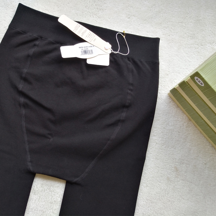 Veluuritundlike jalatsidega sukkpüksid jalgadega, kuju ja puusade tõstmine, polüestri segu 80–90%, keskmine paksus