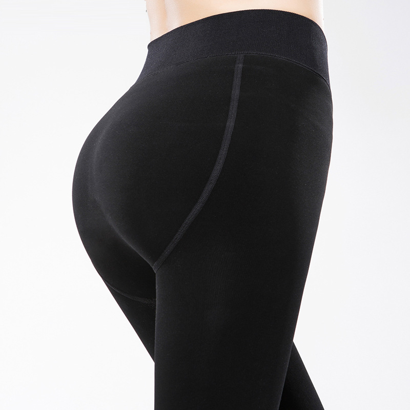 Veluuritundlike jalatsidega sukkpüksid jalgadega, kuju ja puusade tõstmine, polüestri segu 80–90%, keskmine paksus