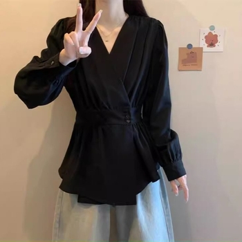 Naiste pikkade varrukatega polüesterist särk V-kaelusega, polo krae ja 3D mustriga.