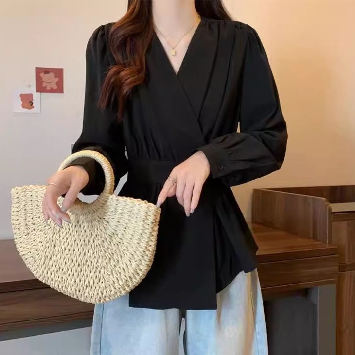 Naiste pikkade varrukatega polüesterist särk V-kaelusega, polo krae ja 3D mustriga.