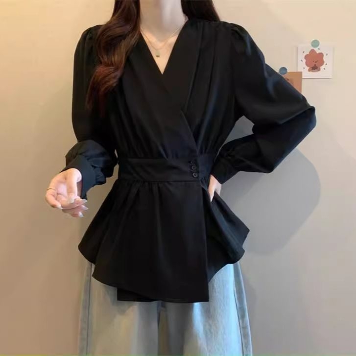 Naiste pikkade varrukatega polüesterist särk V-kaelusega, polo krae ja 3D mustriga.