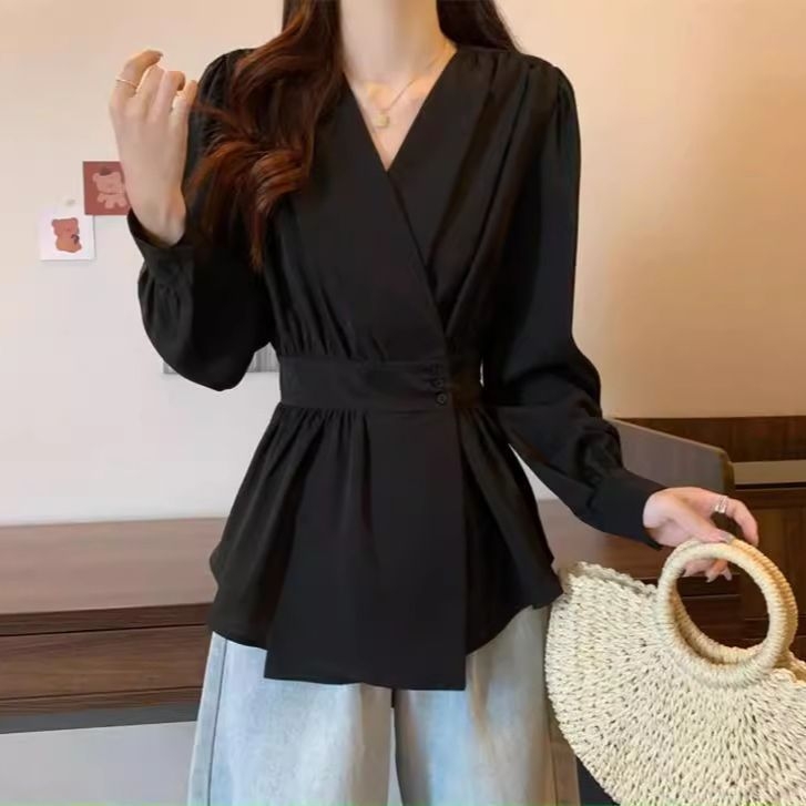 Naiste pikkade varrukatega polüesterist särk V-kaelusega, polo krae ja 3D mustriga.