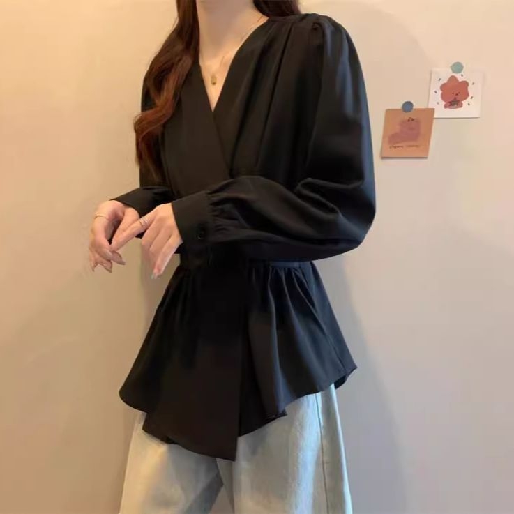 Naiste pikkade varrukatega polüesterist särk V-kaelusega, polo krae ja 3D mustriga.