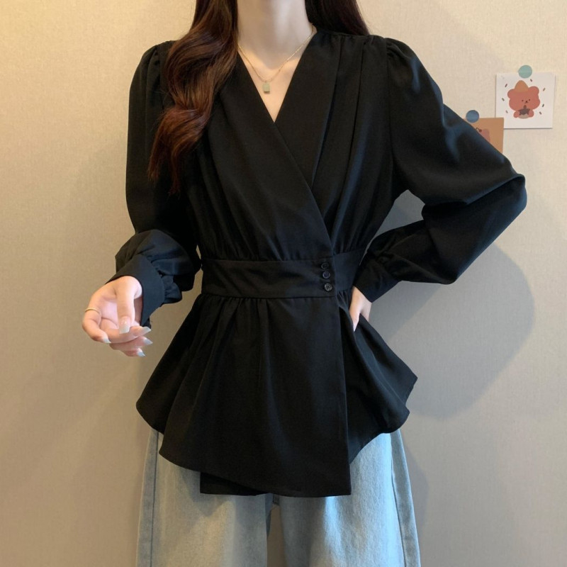 Naiste pikkade varrukatega polüesterist särk V-kaelusega, polo krae ja 3D mustriga.