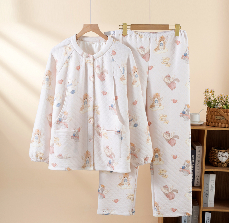 Ženski set pidžama od gaze pamuka, trostruko quiltan toplina, dugi rukavi, okrugli ovratnik, crtani uzorak; pogodan kao postporođajno odijelo.