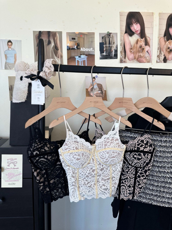2258 — Novi francuski stil za društvenu damu, čipkasti tube top s jednom naramenicom i umetkom za grudnjak, uski kroj