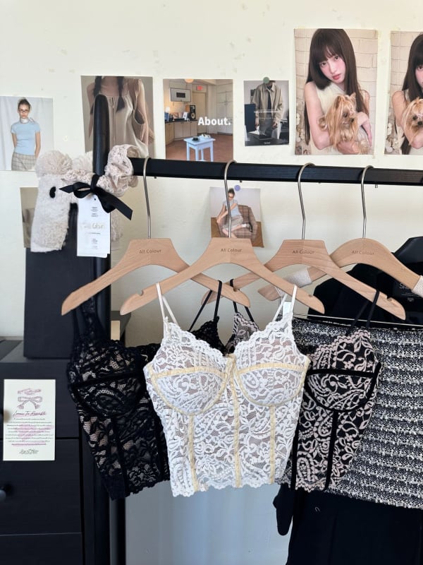 2258 — Novi francuski stil za društvenu damu, čipkasti tube top s jednom naramenicom i umetkom za grudnjak, uski kroj