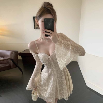 Haljina s V-izrezom, A-linija siluete, zvonasti rukavi, visokim strukom, kratka duljina