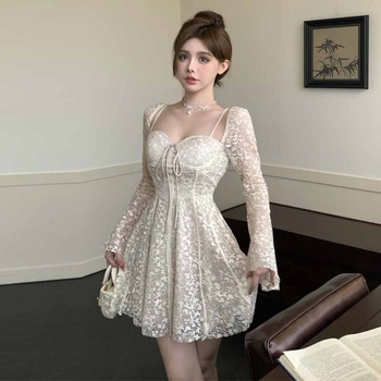 Haljina s V-izrezom, A-linija siluete, zvonasti rukavi, visokim strukom, kratka duljina