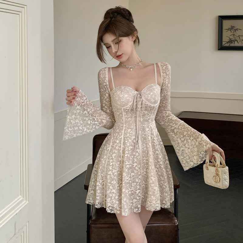 Haljina s V-izrezom, A-linija siluete, zvonasti rukavi, visokim strukom, kratka duljina