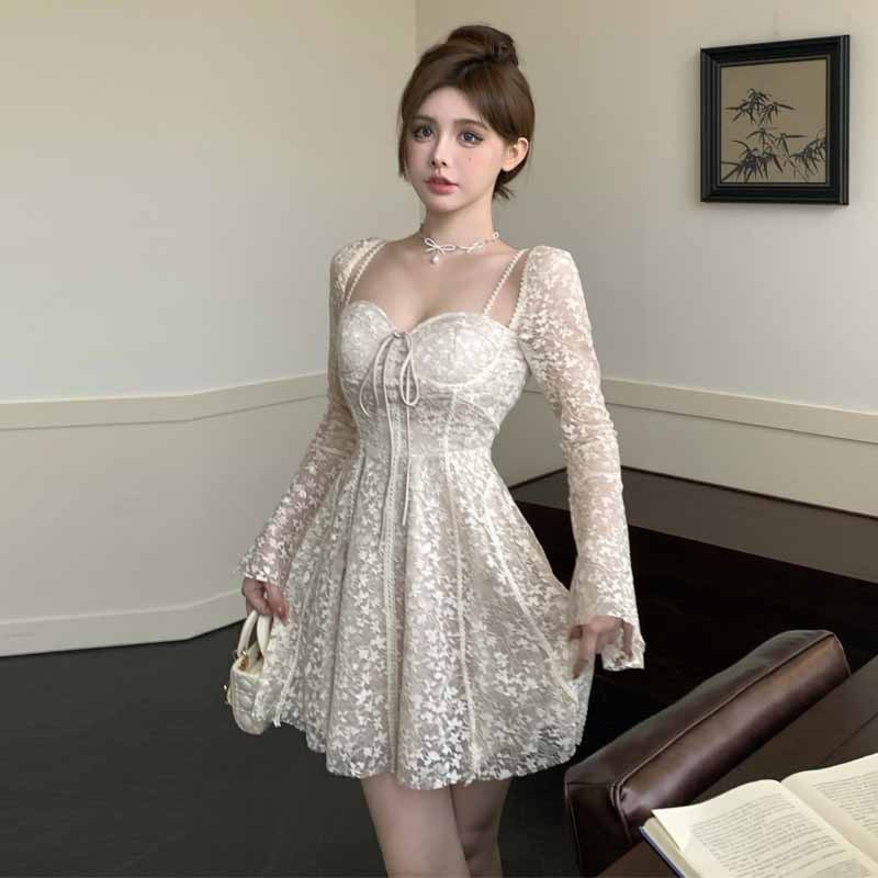 Haljina s V-izrezom, A-linija siluete, zvonasti rukavi, visokim strukom, kratka duljina