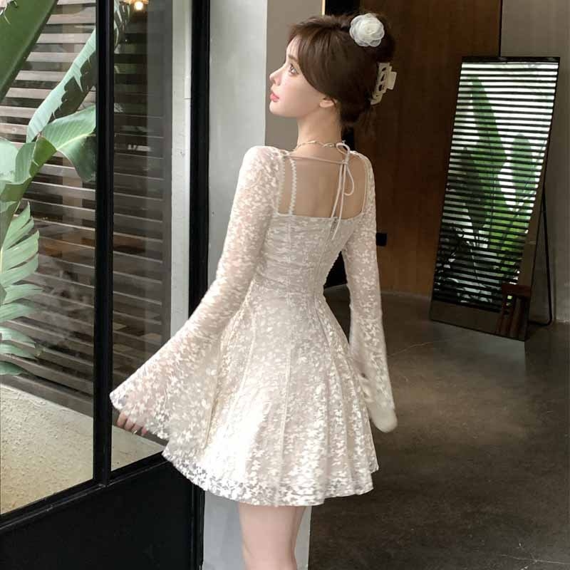 Haljina s V-izrezom, A-linija siluete, zvonasti rukavi, visokim strukom, kratka duljina